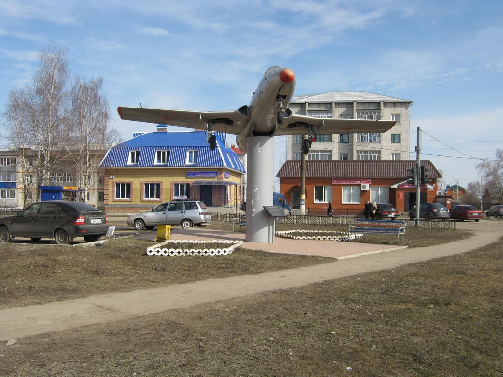 Постамент с самолётом Л-29  /  Pedestal with plane L-29