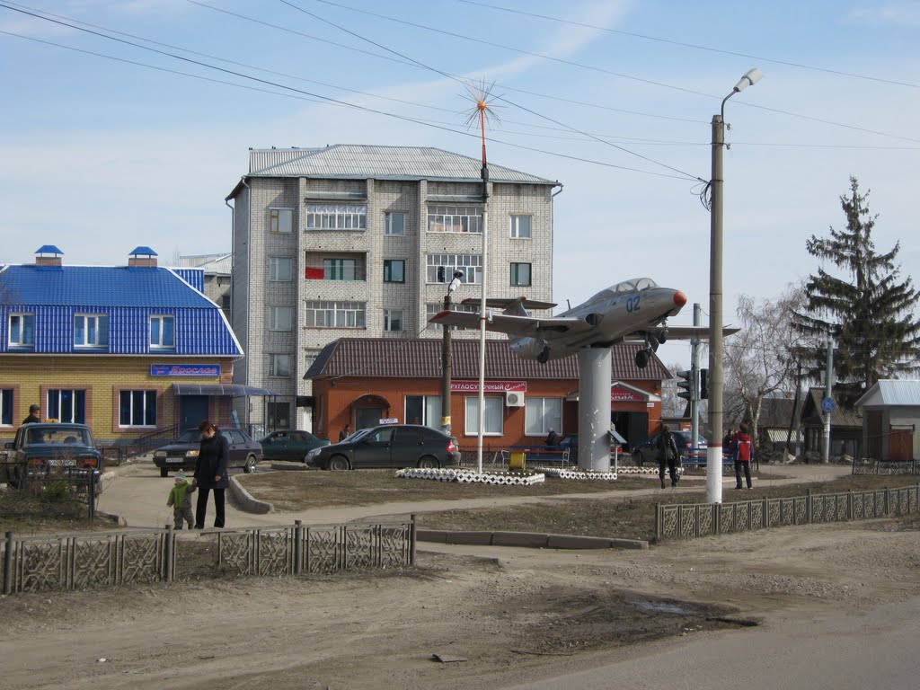 Постамент с самолётом Л-29  /  Pedestal with plane L-29