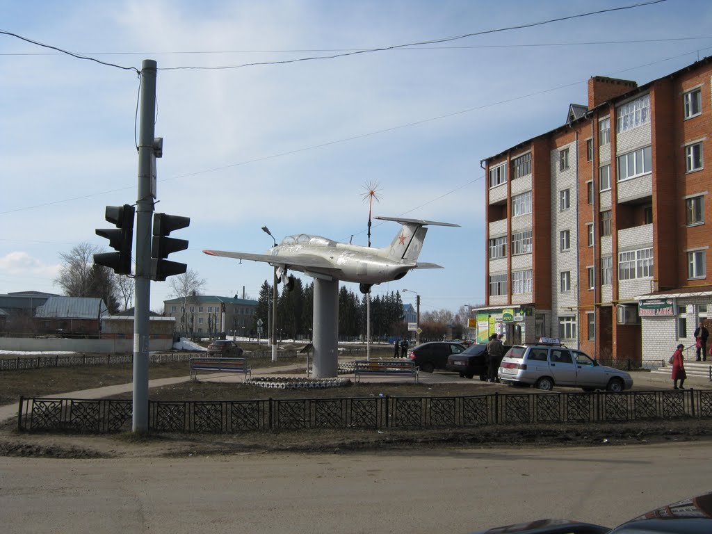Постамент с самолётом Л-29  /  Pedestal with plane L-29