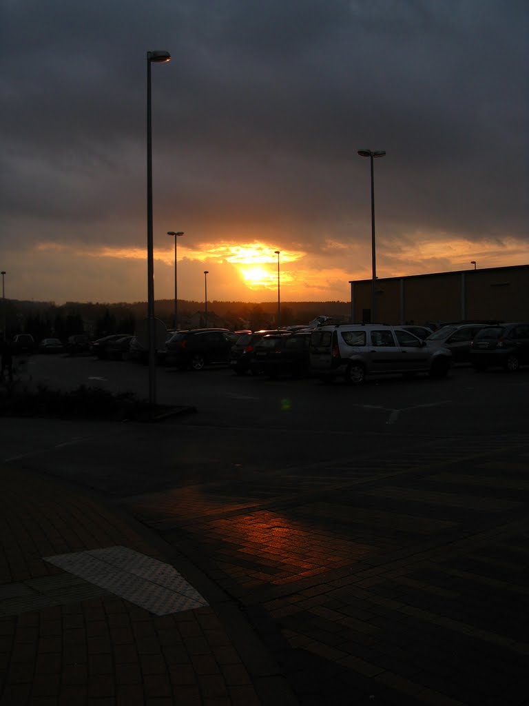 Sonnenuntergang am Supermarktparkplatz