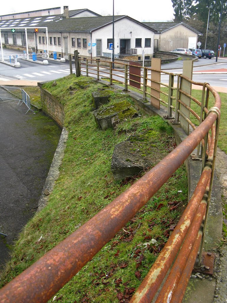 Brückengeländer und Stadt