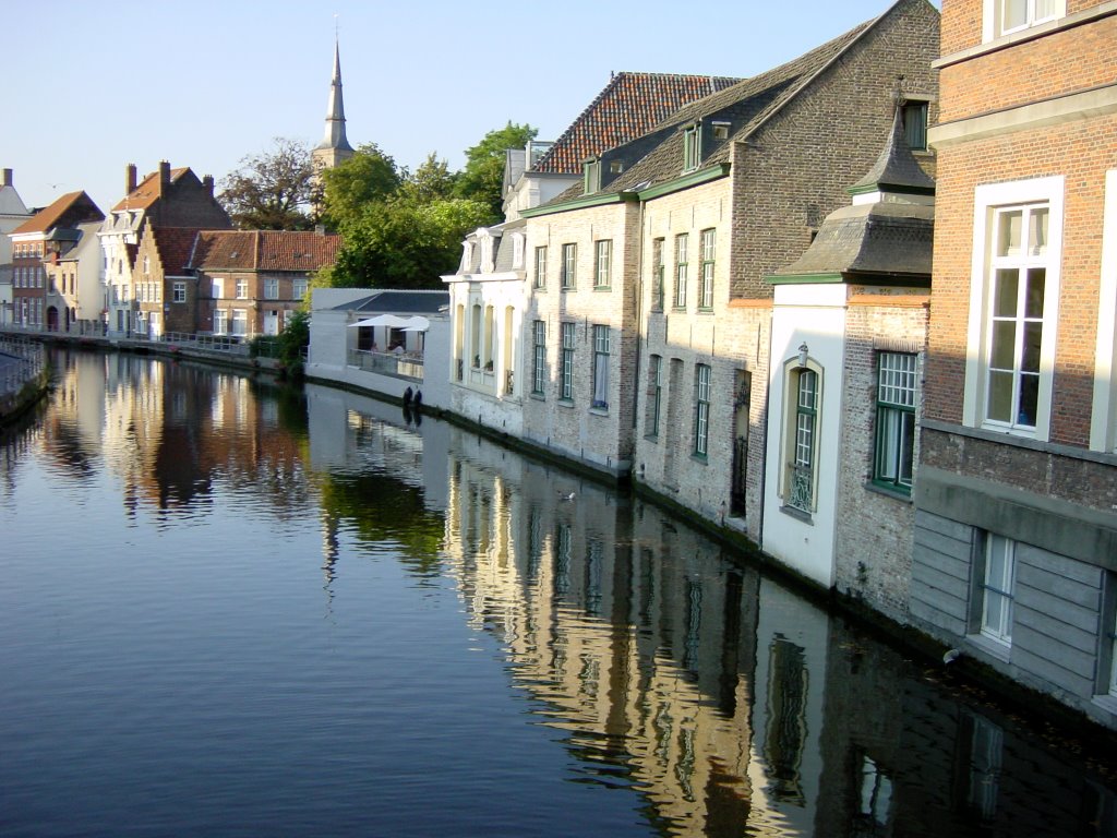 Panorámica del canal desde Langestraat. Brujas.