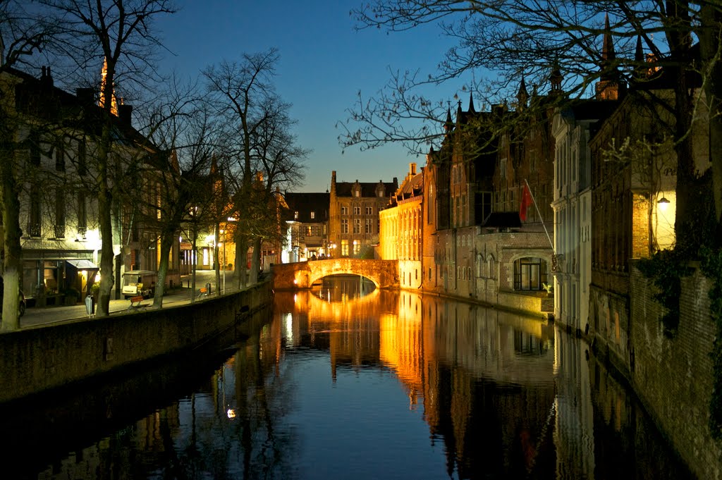 Bruges , les canaux à la tombée de la nuit