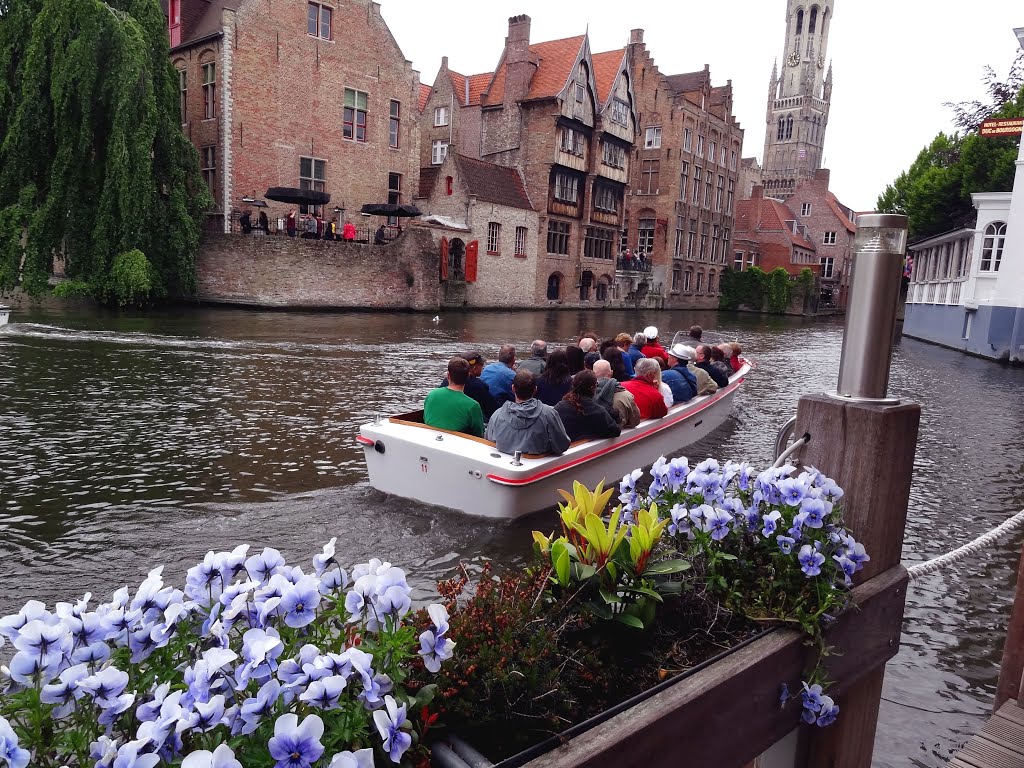 entonces...  veamos Gante desde uno de sus canales  ---- then...see Gent from one of its channels