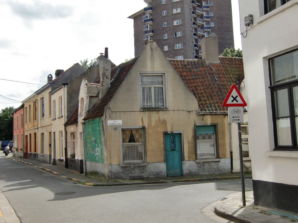 Gent Krommenelleboog. What would happen if a house could tell his own story?
