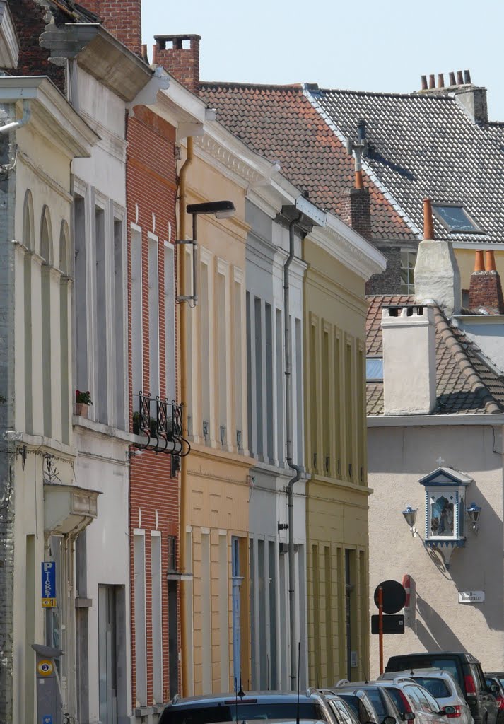 Streets outside of the old center are also nice and colorful (pls enlarge)