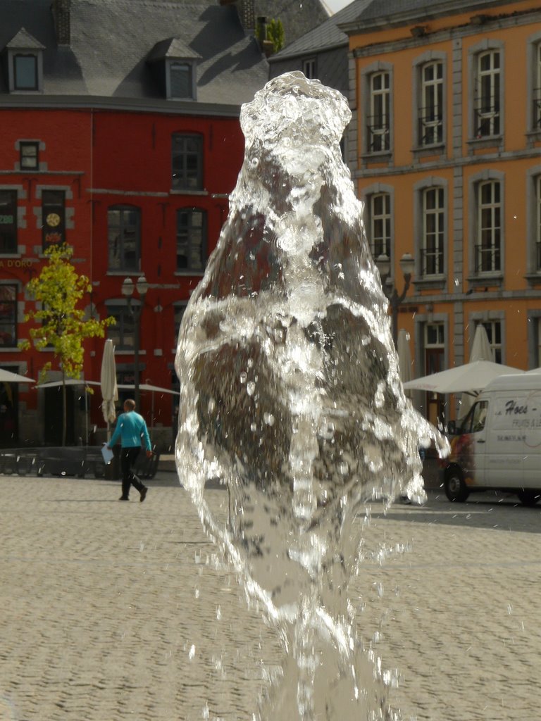 Jet deau sur la grand place de Mons