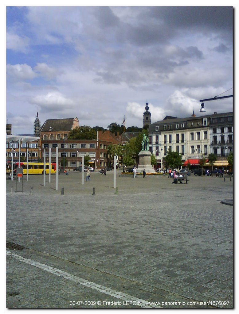 La Place Léopold devant la gare de Mons.