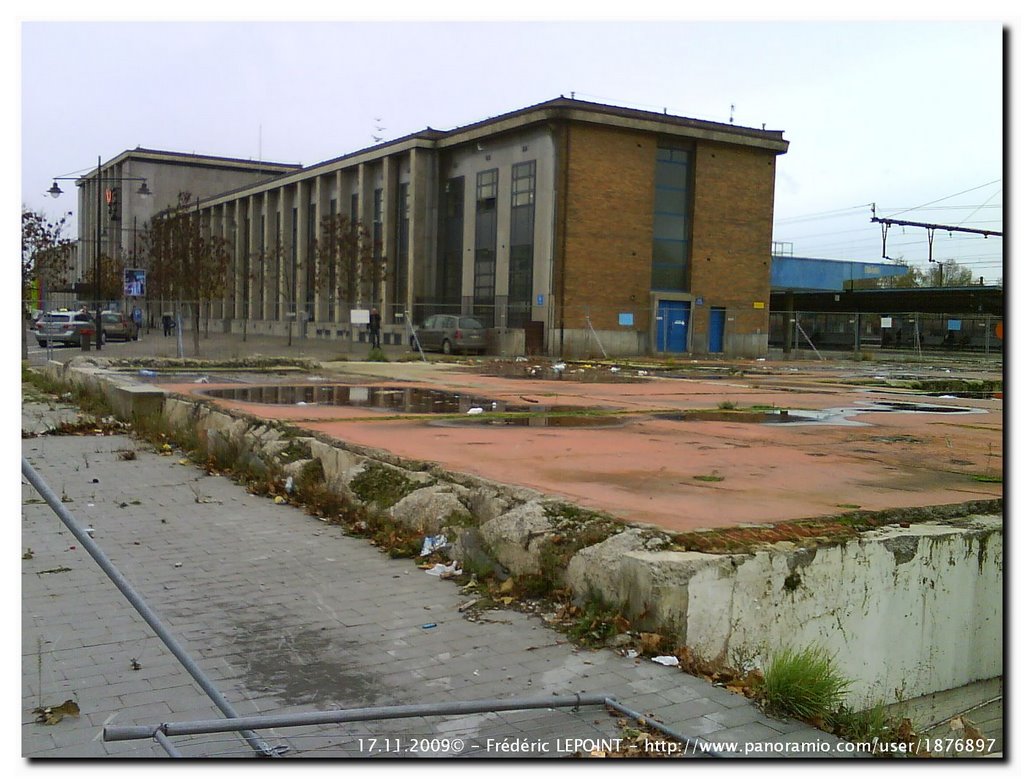 La Gare de Mons de l’angle de l’ancien bâtiment de la Poste, aujourd’hui rasé.
