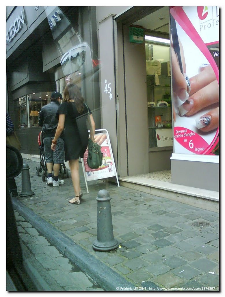 Les rues de Mons, au passage,… les passants !