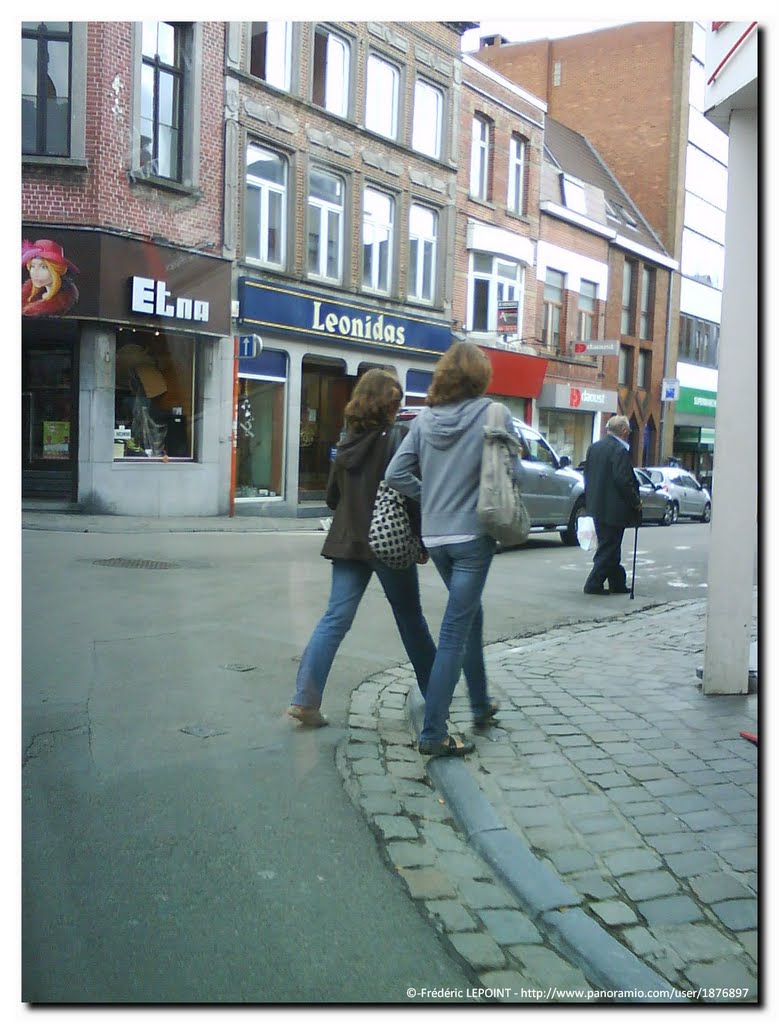 Les rues de Mons, au passage,… les passants !