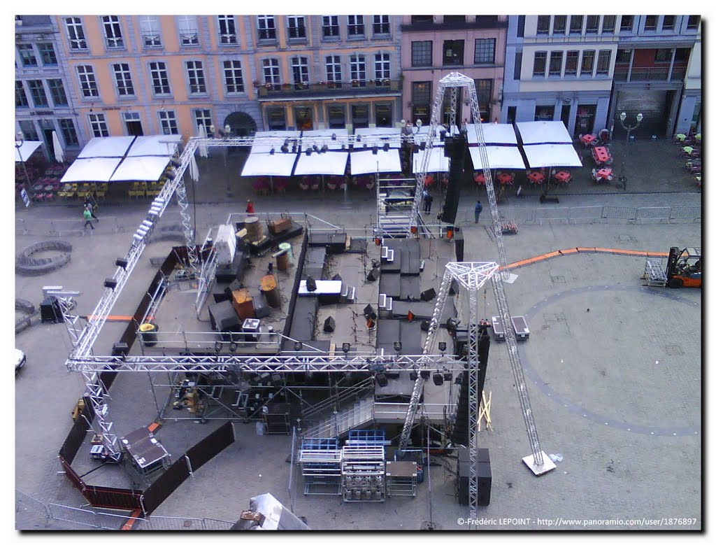 Mons – Grand Place : installations du grand spectacle du Festival de Théâtre de rue, 2010.