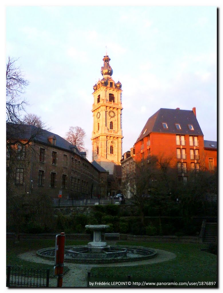 Le Beffroi de Mons, de la Rue Samson.