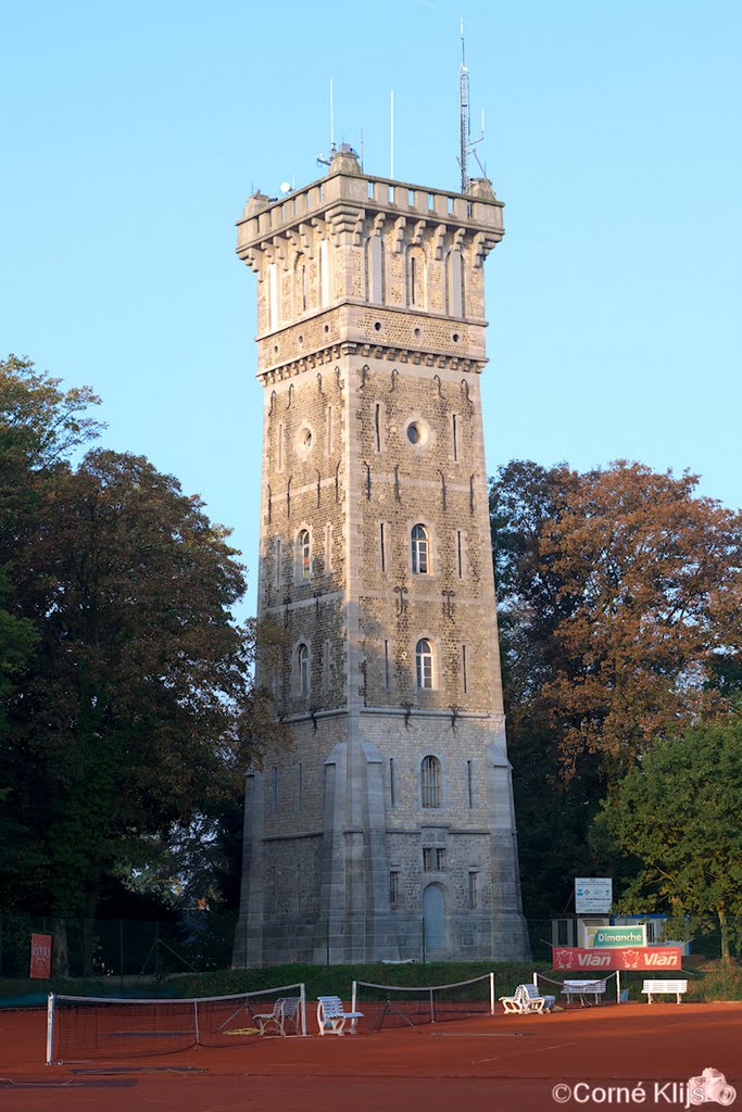 Oude toren misbruikt als antennemast in Namen (B)