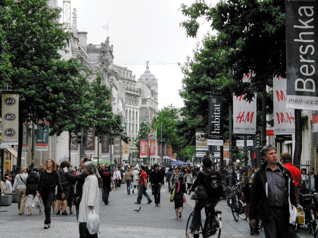 Crowded open Shopping Center. Antwerpen-Anvers-Amberes