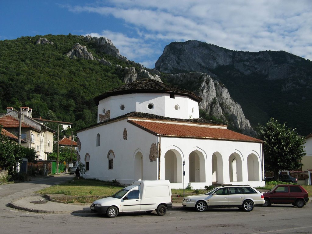 Manastire - la intrarea in defileul Vratsata