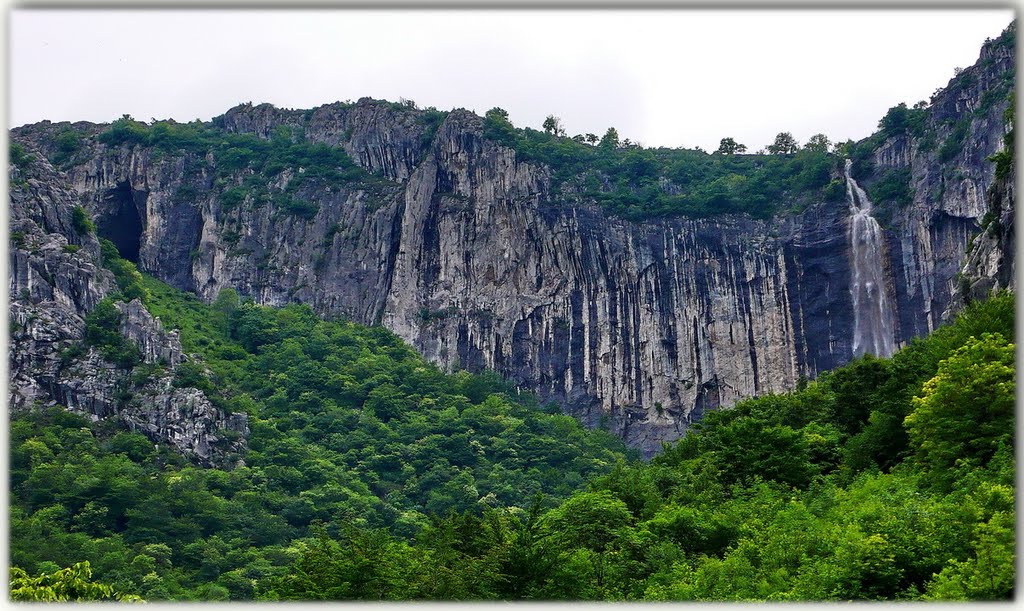 Skaklya waterfall