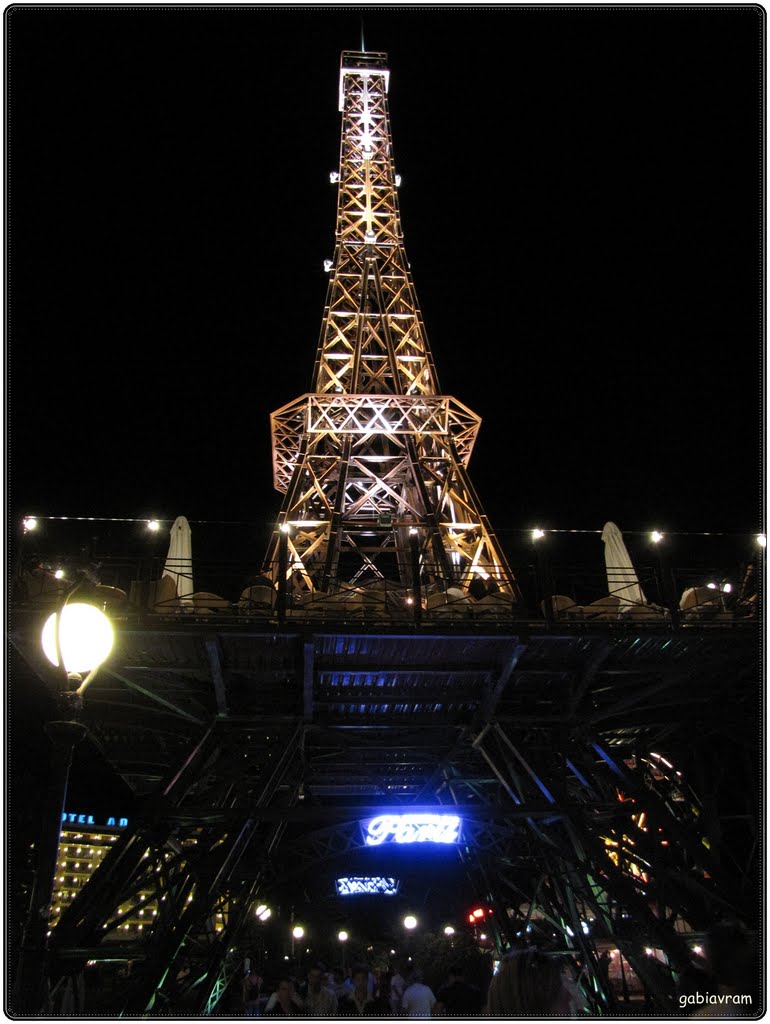 Mini Eiffel Tower in Golden Sands - 32-metres High