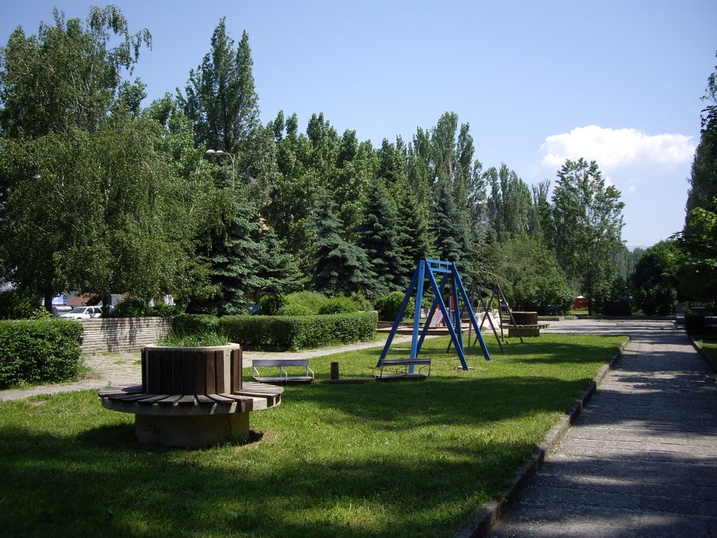 Детска площадка край театъра