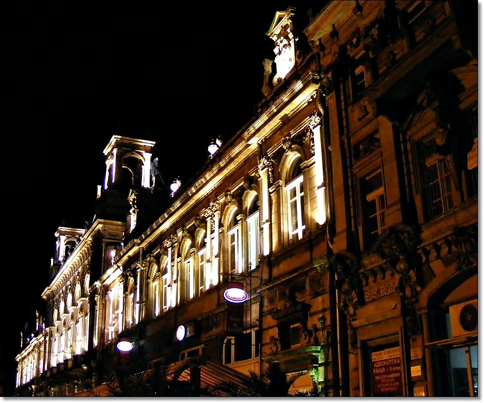 Ruse - Dohodno zdanie at night