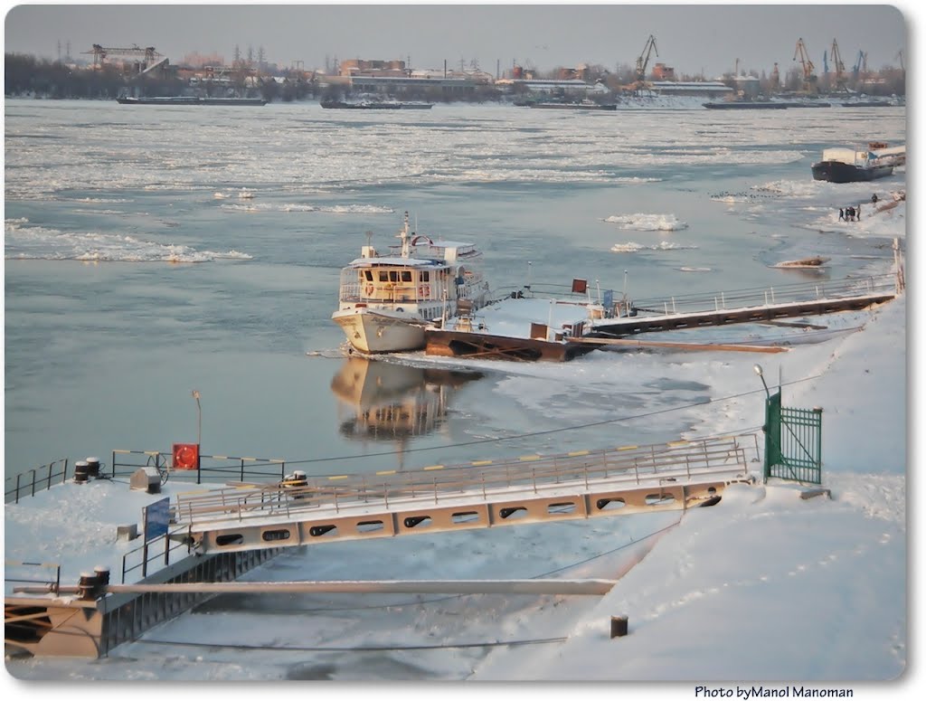 Ice drifts across the Danube