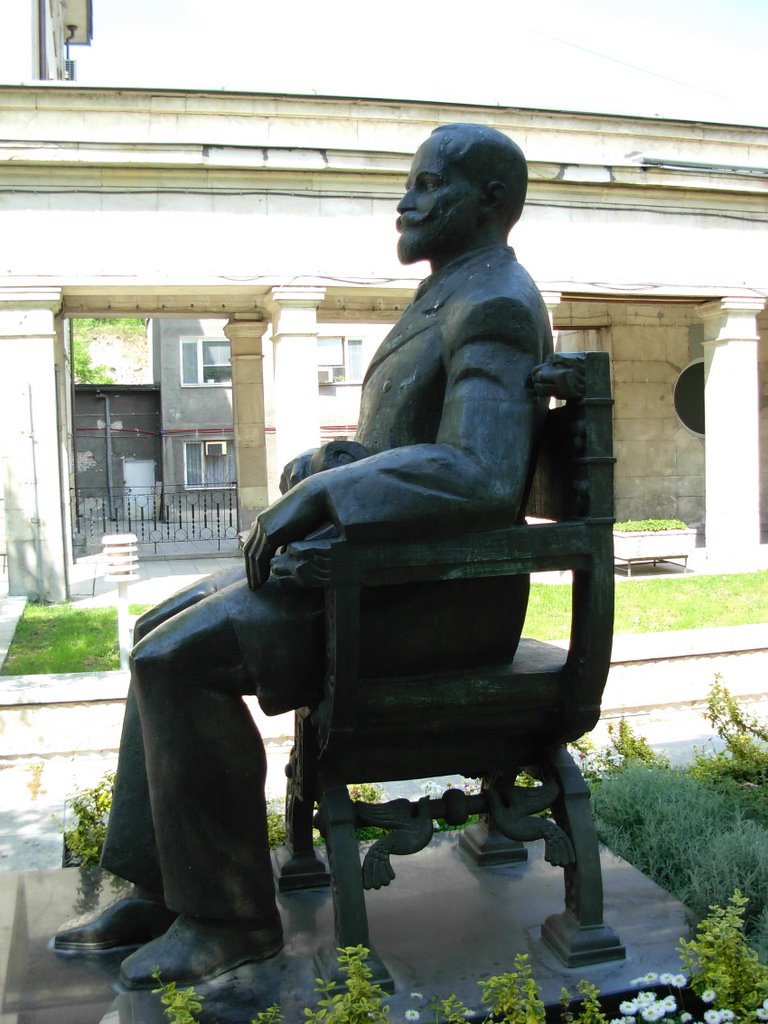 Statuie in Svishtov (Стопанска академия Д.Ценов)