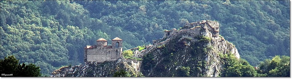 Looking at Assens fortress / Поглед към Асенова крепост