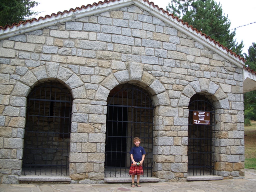 EntranceThracianTomb2_small