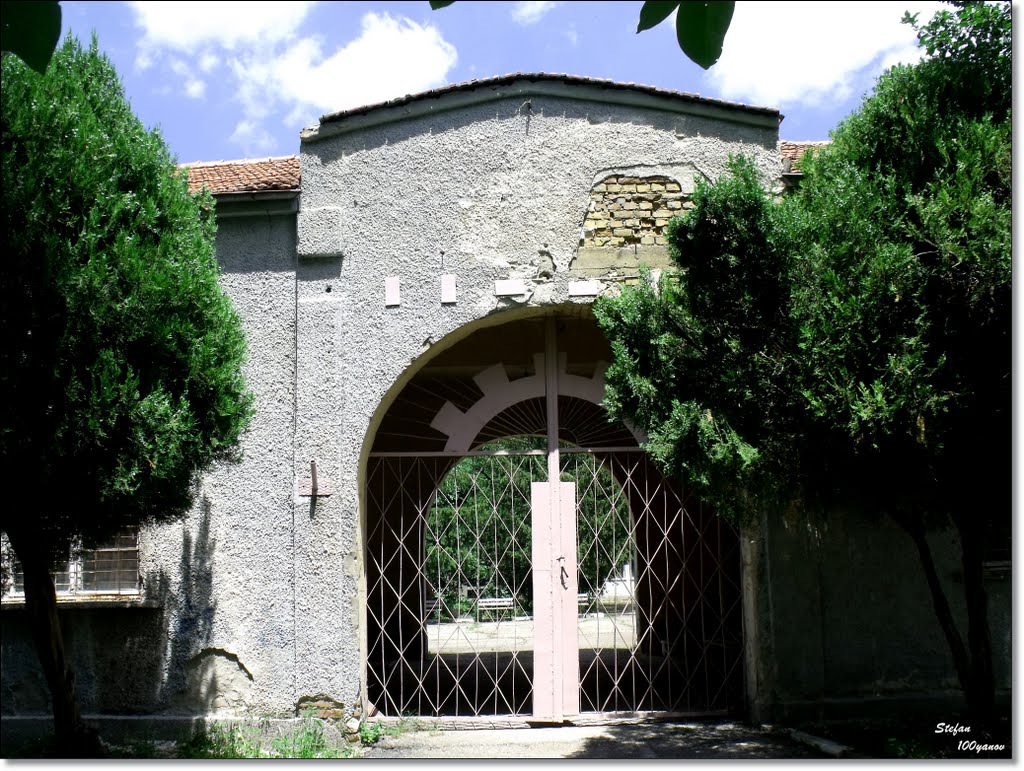 Entrance to the workshops / Входа на работилниците