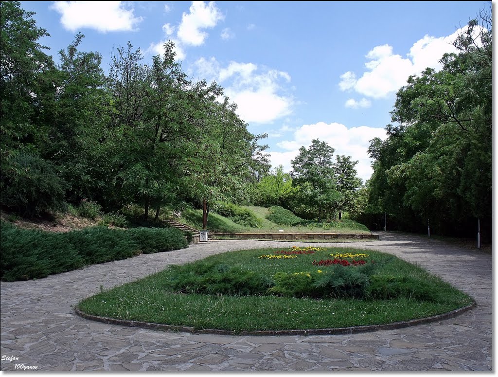 Park in front of the Tomb / Парка пред гробницата