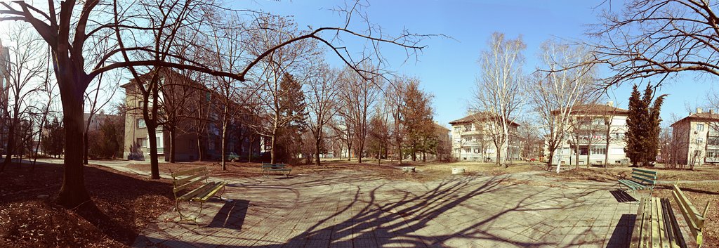 Парк с пейки / Park with benches