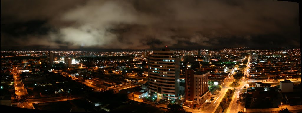 Vista panorâmica noturna de Vitória da Conquista, Bahia, Brasil