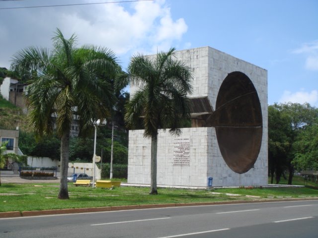Av Garibaldi e Arte de Mario Cravo.