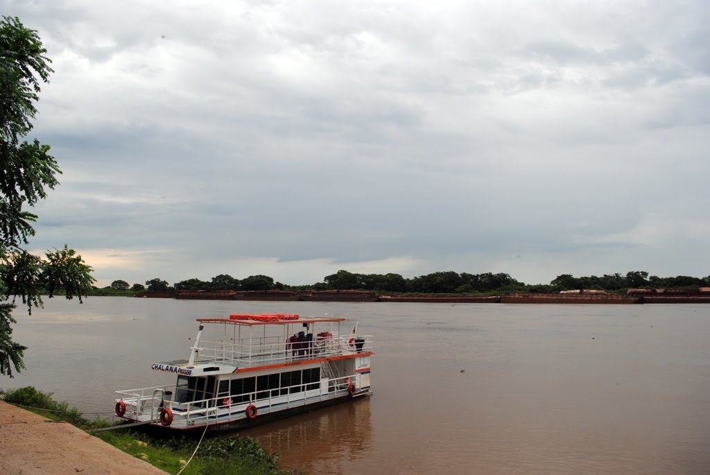 Chalana no rio Paraguai