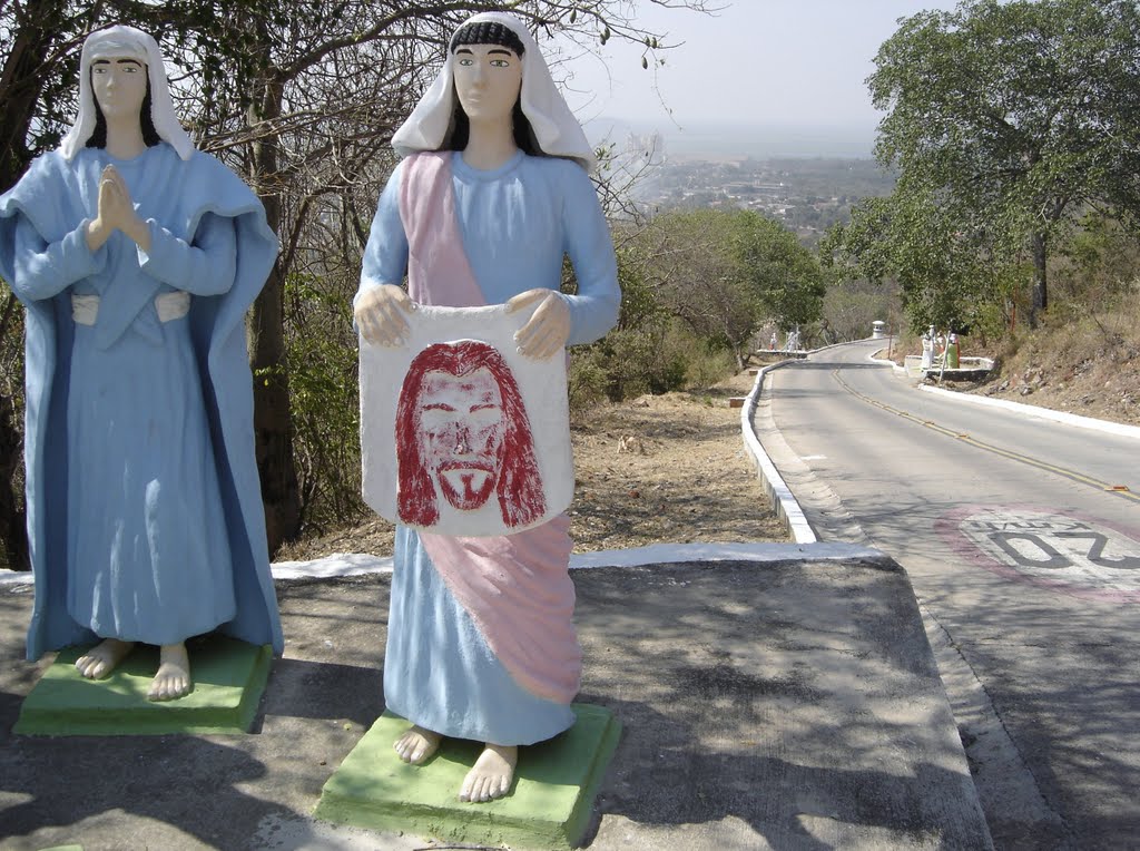 Via Crucis (Izulina Xavier) - subida do morro do Cruzeiro, Corumbá, MS, Brasil.