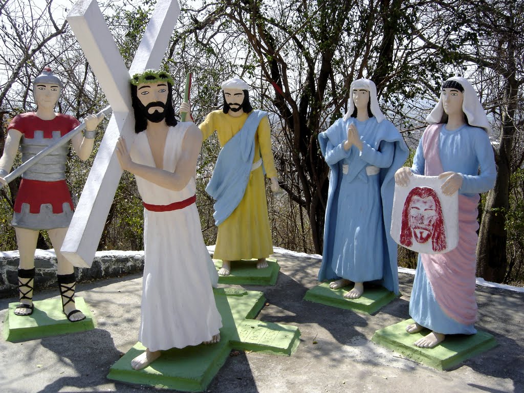 Via Crucis (Izulina Xavier) - subida do morro do Cruzeiro, Corumbá, MS, Brasil.