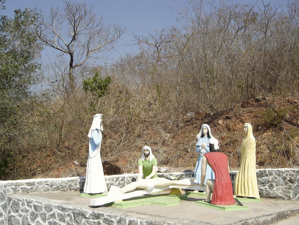 Via Crucis (Izulina Xavier) - subida do morro do Cruzeiro, Corumbá, MS, Brasil.