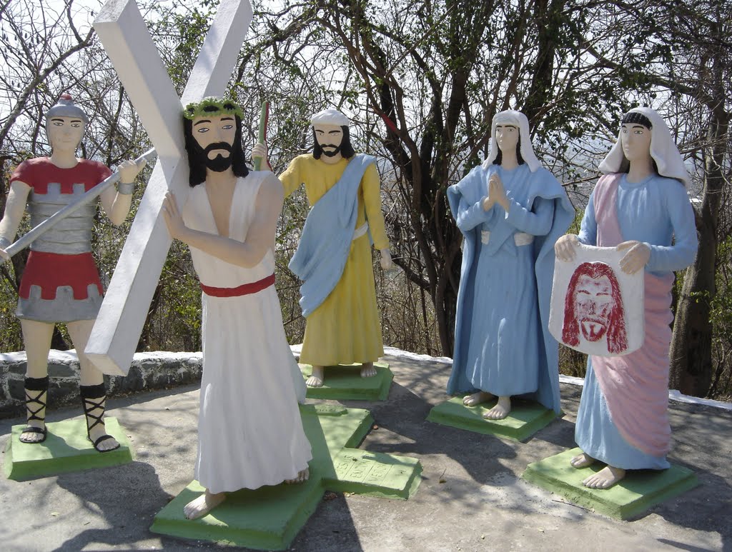 Via Crucis (Izulina Xavier) - subida do morro do Cruzeiro, Corumbá, MS, Brasil.