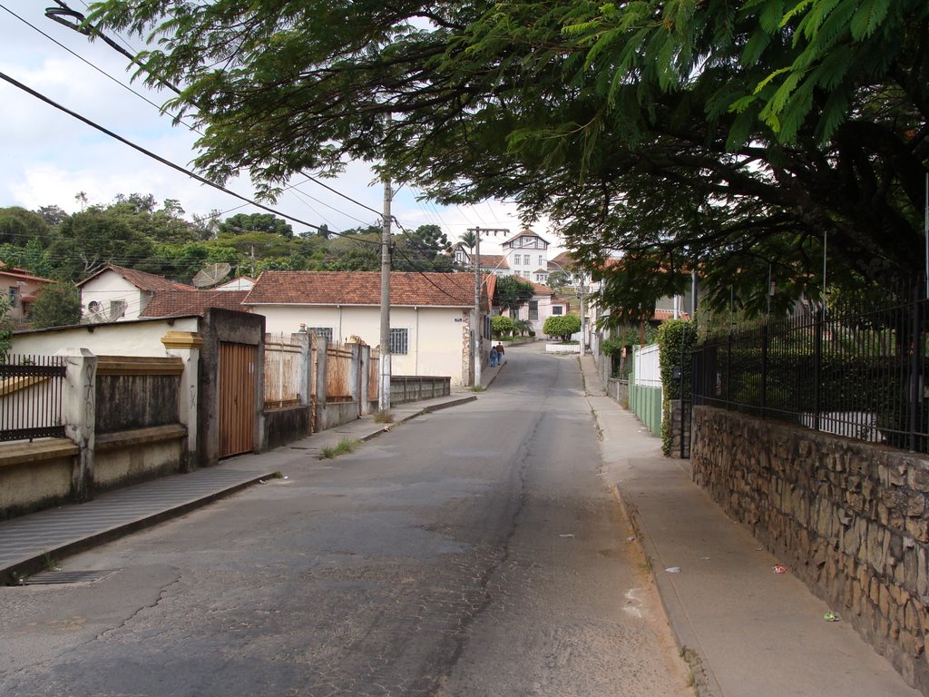 Rua Monsenhor José Gonçalves, com vislumbre parcial da Escola Agrotécnica - Barbacena, MG