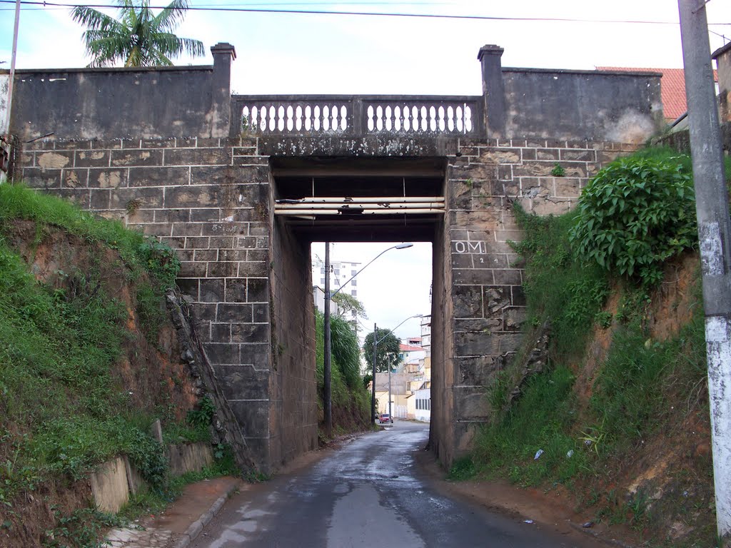 Antiga viaduto sobre a linha do oeste da EFOM
