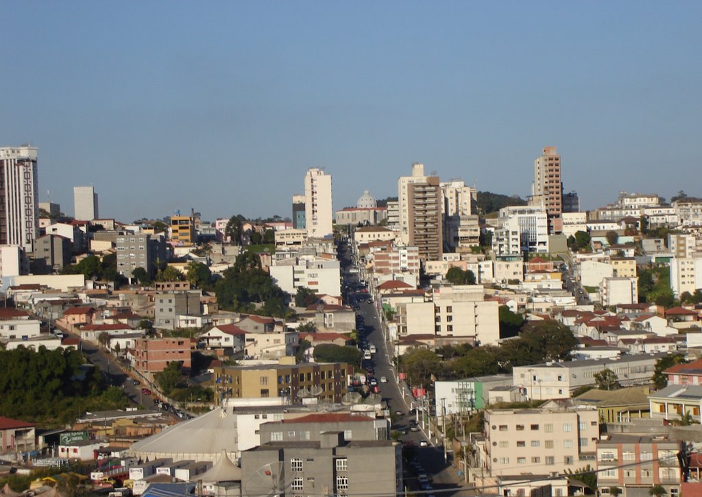 Vista parcial do centro de Barbacena com Basílica de São José Operário ao fundo