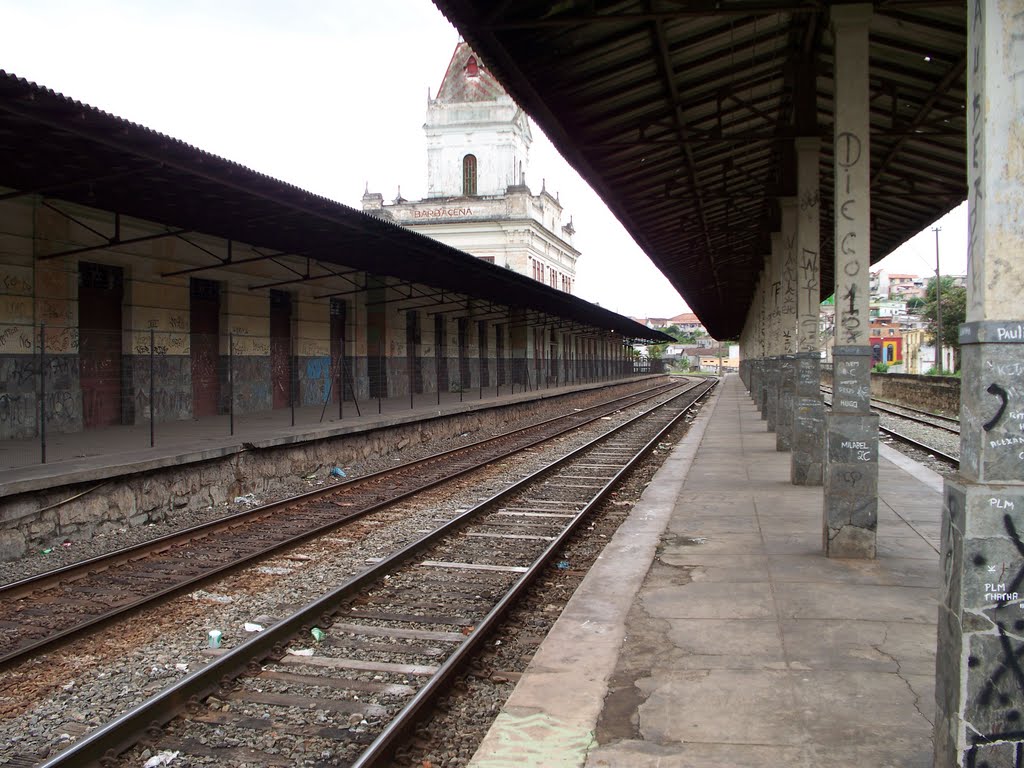 Plataforma deserta e abandonada de Estação Ferroviária de Barbacena