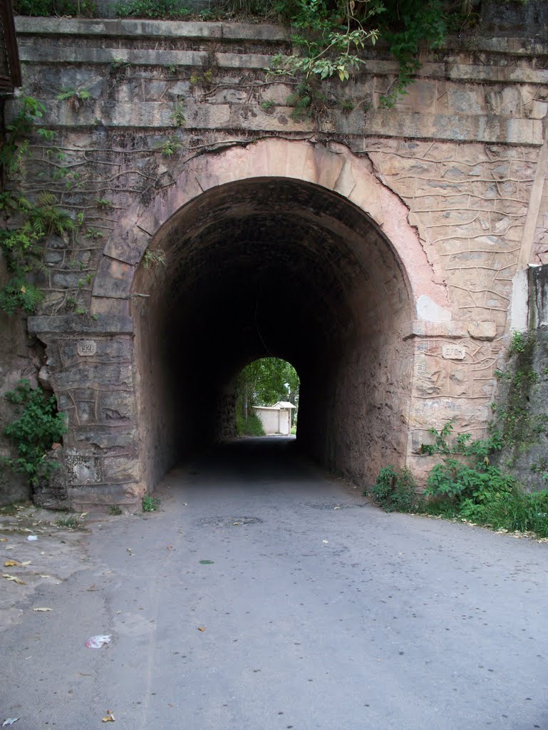 Boca norte do pequeno túnel da E.F.O.M. em Barbacena
