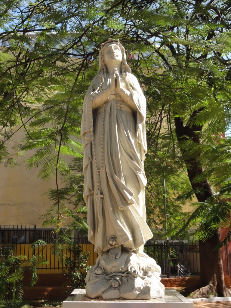 Santa Bernadete? junto a Igreja Nossa Senhora de Lourdes - Belo Horizonte - Minas Gerais - Brasil