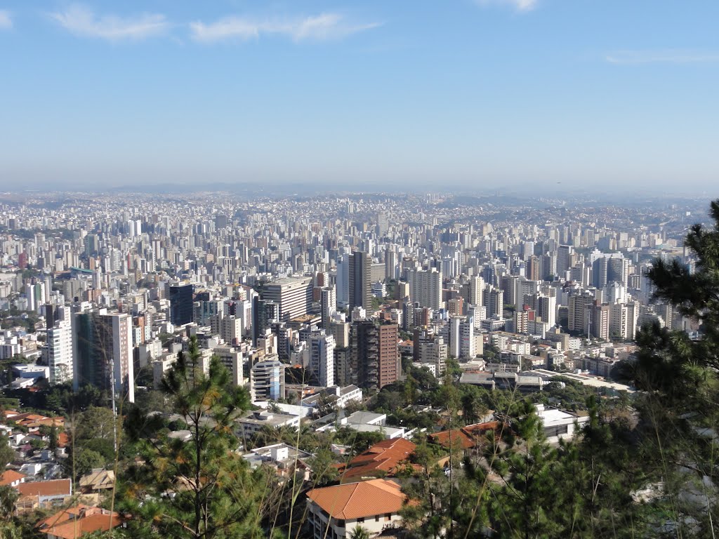 Vista da cidade a partir da Serra do Curral junto a Mirante da Rádio Cidade - Belo Horizonte - Minas Gerais - Brasil