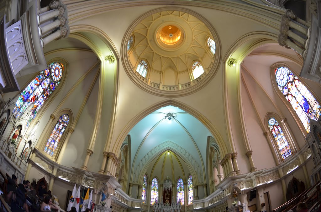 Visão grande angular 10 mm do interior da Catedral Nossa Senhora da Boa Viagem - Belo Horizonte - Minas Gerais - Brasil