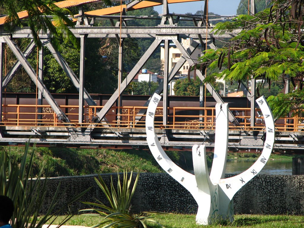 Relógio solar e ponte de ferro ao fundo
