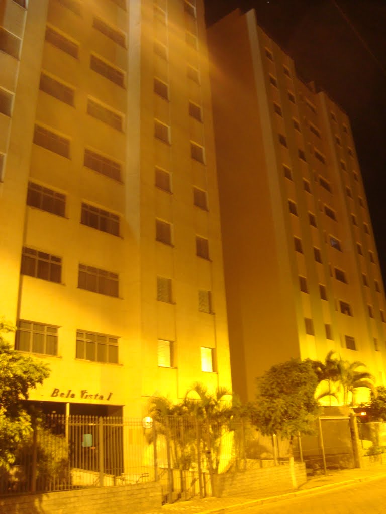 FOTO NOTURNA DA RUA DA DELEGACIA DE POLICIA CIVIL