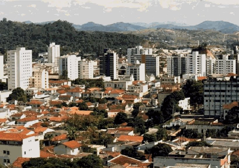 CENTRO DE ITAJUBA E AO FUNDO AS MONTANHAS DA MANTIQUEIRA