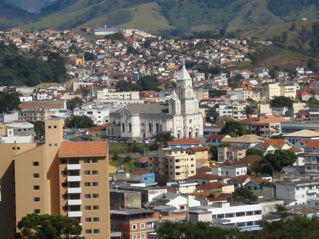 IGREJA MATRIZ, AO FUNDO BAIRRO REBOURGEON E MONTANHAS DE PIRANGUÇU